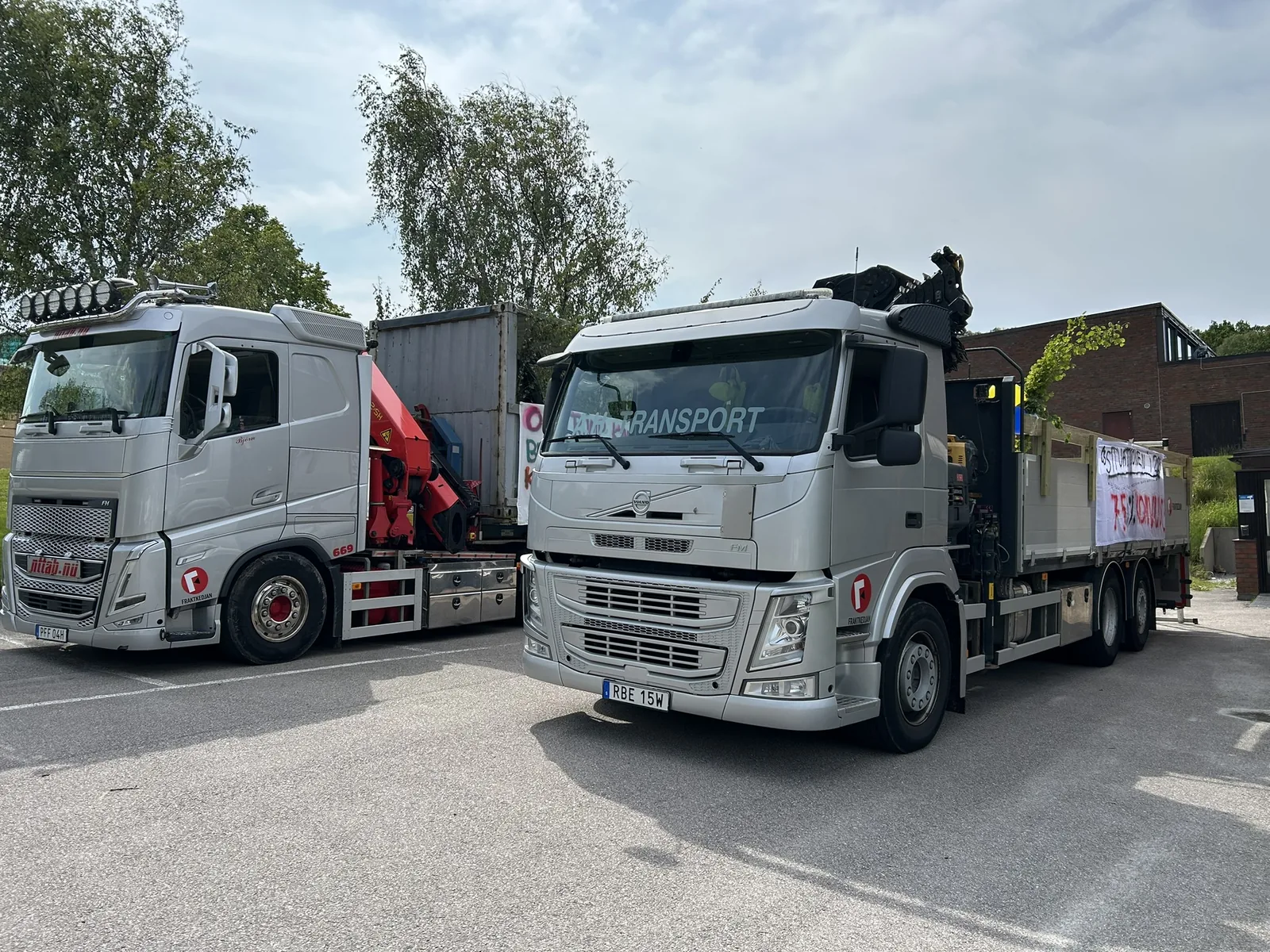Lastbilar från N13 Transport och AH Transport
