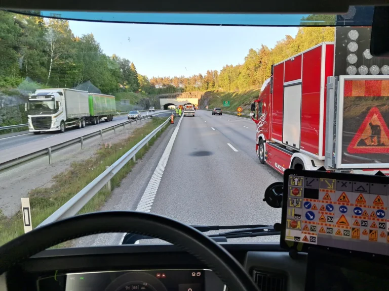 Vy från förarhytten under ett TMA-uppdrag på motorväg